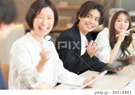 グループで打ち合わせをするビジネスパーソン 89518861