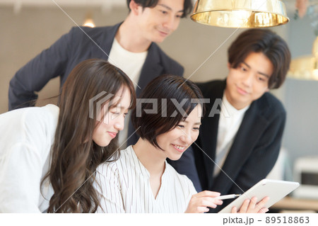 タブレットを見ながら打ち合わせをするビジネスパーソン 89518863