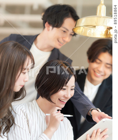 タブレットを見ながら打ち合わせをするビジネスパーソン 89518864
