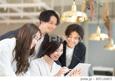 タブレットを見ながら打ち合わせをするビジネスパーソン 89518865