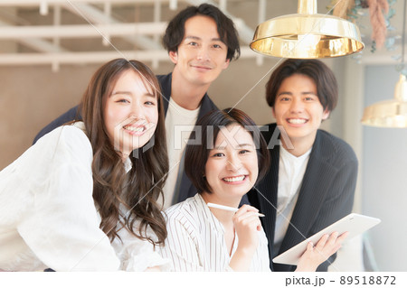 笑顔で視線を向けるビジネスパーソン 89518872