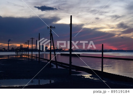 夕暮れ時の海中電柱と対岸に望む工場群 夕暮れ時の海中電柱と対岸に望む工場群 89519184