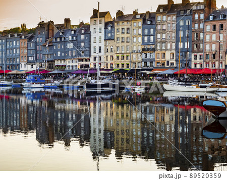 Picturesque view of Honfleur waterfront, famous village harbor in Normandy, France 89520359
