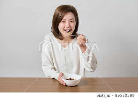 オートミールを食べる若いヴィーガン女性 89520599