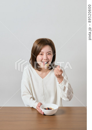 オートミールを食べる若いヴィーガン女性 オートミールを食べる若いヴィーガン女性 89520600