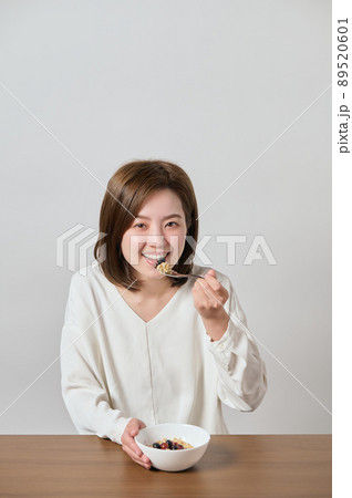 オートミールを食べる若いヴィーガン女性 オートミールを食べる若いヴィーガン女性 89520601