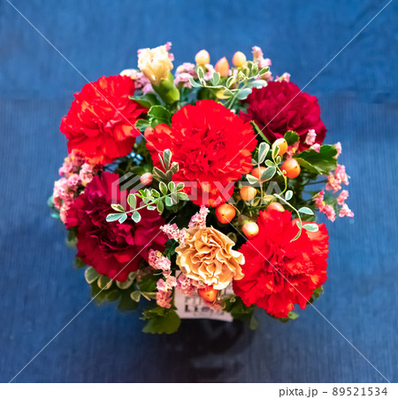 カーネーションのフラワーアレンジメント 89521534