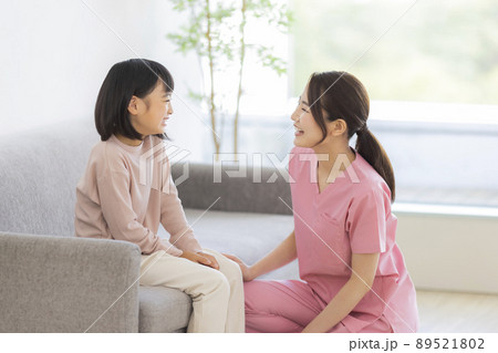 女の子と医師 89521802