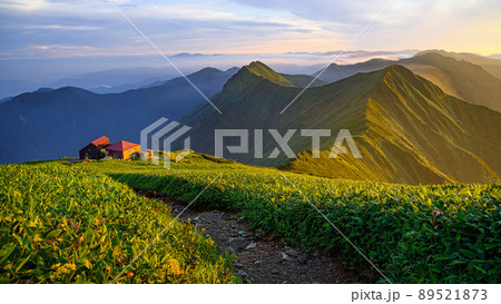 谷川連峰の稜線と肩ノ小屋・夕暮れの情景 89521873