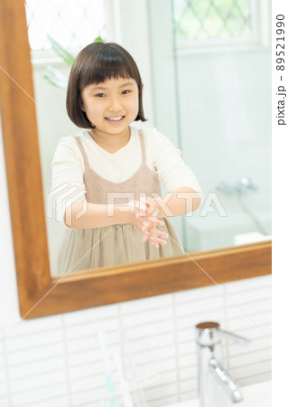 洗面所で手を洗う小学生の女の子 洗面所で手を洗う小学生の女の子 89521990