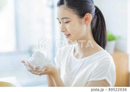 洗顔をする若い女性 洗顔をする若い女性 89522036