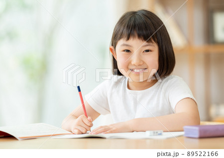 リビングで勉強する小学生の女の子 89522166