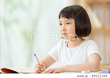 リビングで勉強する小学生の女の子 89522168