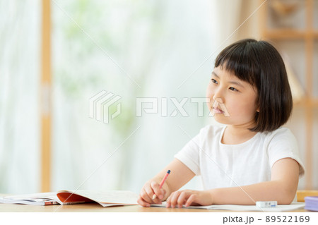 リビングで勉強する小学生の女の子 リビングで勉強する小学生の女の子 89522169