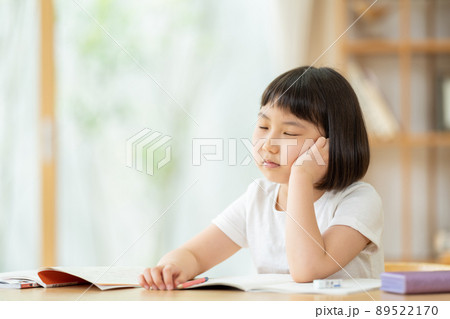 リビングで勉強する小学生の女の子 89522170