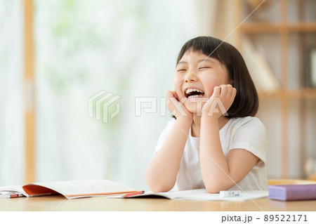 リビングで勉強する小学生の女の子 リビングで勉強する小学生の女の子 89522171
