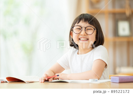リビングで勉強する小学生の女の子 89522172