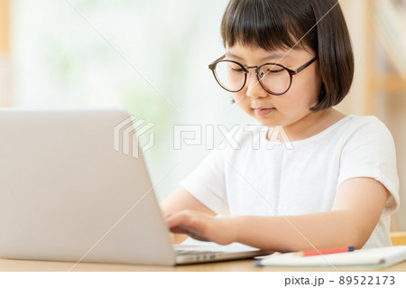 子供　パソコン　リビング 89522173