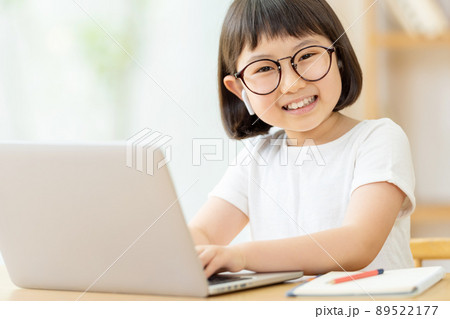 子供 パソコン リビング 子供 パソコン リビング 89522177