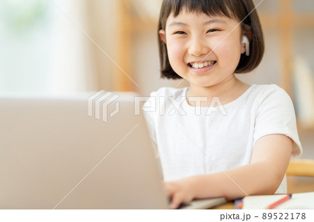 子供　パソコン　リビング 89522178