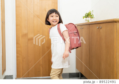 小学生 玄関 女の子 小学生 玄関 女の子 89522491