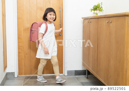 小学生 玄関 女の子 小学生 玄関 女の子 89522501