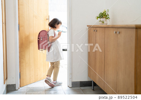 小学生 玄関 女の子 小学生 玄関 女の子 89522504