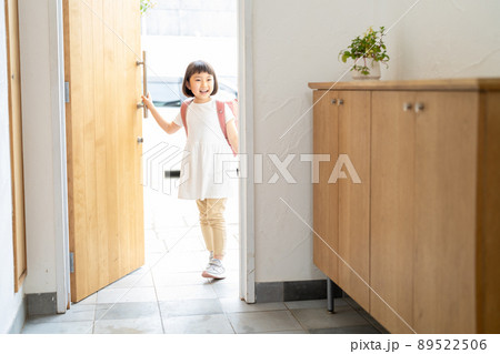 小学生　玄関　女の子 89522506