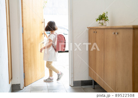 小学生 玄関 女の子 小学生 玄関 女の子 89522508