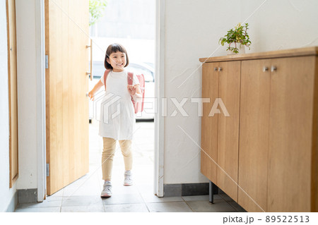 小学生 玄関 女の子 小学生 玄関 女の子 89522513