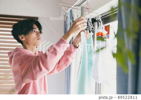 洗濯をする若い男性 89522811