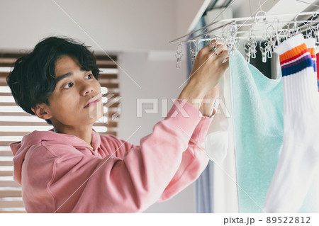 洗濯をする若い男性 89522812