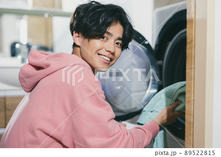 洗濯をする若い男性 89522815