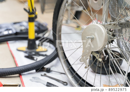自転車の後輪の交換 89522975