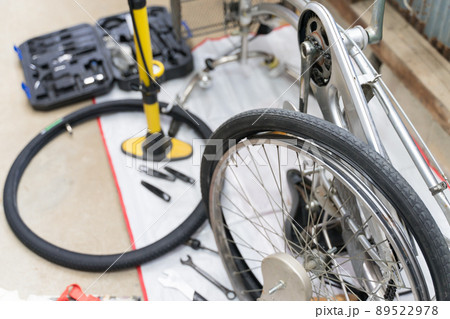 自転車の後輪の交換 89522978