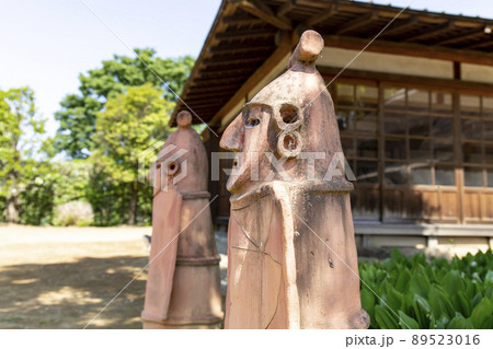 日本キャンパック大室公園の民家園に設置された埴輪 日本キャンパック大室公園の民家園に設置された埴輪 89523016