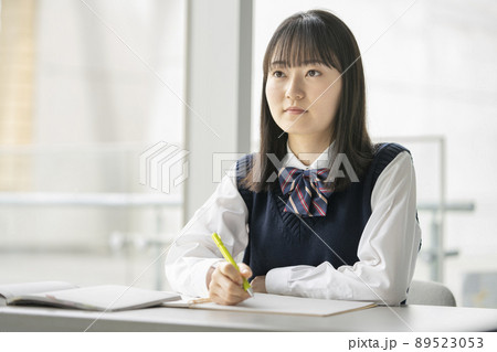 授業を受ける女子学生 授業を受ける女子学生 89523053