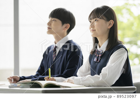 教室で勉強する高校生　イメージ 89523097