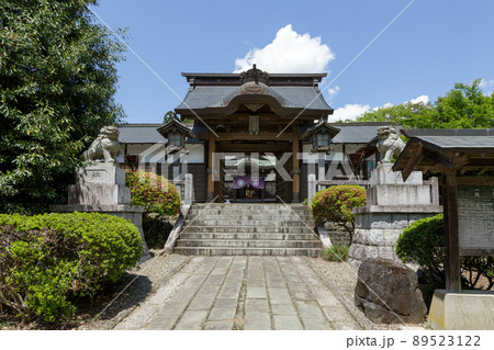 青空を背にする常陸国二宮 静神社の神門【茨城県】 89523122