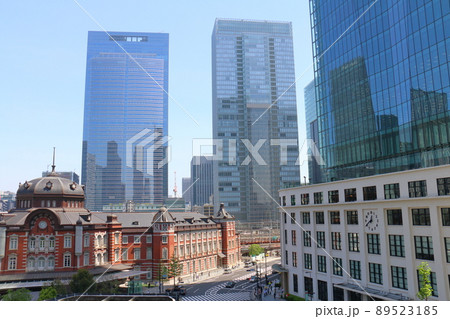 東京駅丸の内口と切手会館　東京都千代田区丸の内 赤レンガ造りのレトロモダンなターミナル駅と高層ビル 89523185
