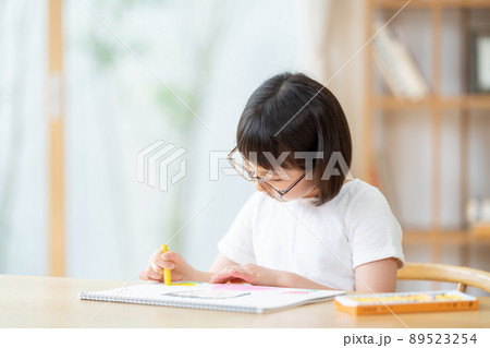 子供 お絵描き リビング 子供 お絵描き リビング 89523254