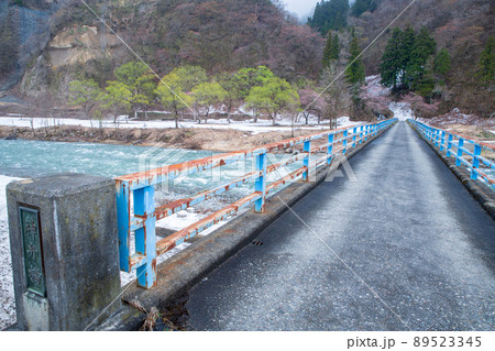 雪どけの魚野川 神弁橋からの眺め 千曲川支流 関越自動車道湯沢IC付近 残雪 早春の風景 雪どけの魚野川 神弁橋からの眺め 千曲川支流 関越自動車道湯沢IC付近 残雪 早春の風景 89523345