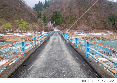 雪どけの魚野川 神弁橋からの眺め 千曲川支流  関越自動車道湯沢IC付近 残雪 早春の風景  雪どけの魚野川 神弁橋からの眺め 千曲川支流  関越自動車道湯沢IC付近 残雪 早春の風景  89523372
