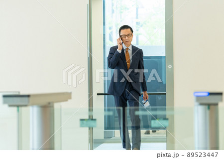 ビジネスマン　スマホ　セキュリティーゲート　撮影協力「LINK FOREST」 89523447