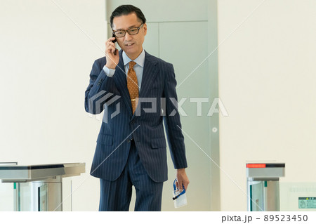 ビジネスマン　スマホ　セキュリティーゲート　撮影協力「LINK FOREST」 89523450