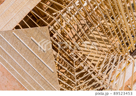 Builder on working a new roof in unfinished house 89523453