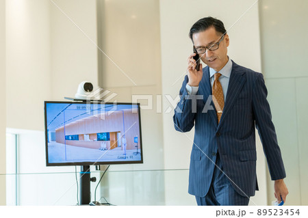 ビジネスマン スマホ セキュリティーゲート 撮影協力「LINK FOREST」 ビジネスマン スマホ セキュリティーゲート 撮影協力「LINK FOREST」 89523454