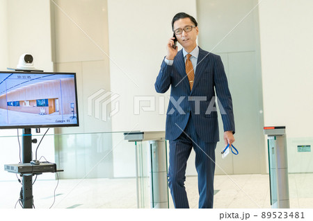 ビジネスマン スマホ セキュリティーゲート 撮影協力「LINK FOREST」 ビジネスマン スマホ セキュリティーゲート 撮影協力「LINK FOREST」 89523481