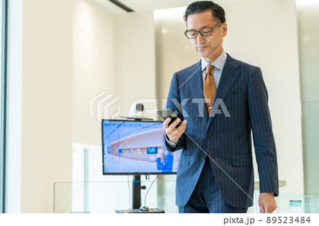 ビジネスマン　スマホ　セキュリティーゲート　撮影協力「LINK FOREST」 89523484