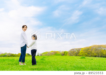 手を繋ぐ女の子とママ 家族イメージ 子育て 手を繋ぐ女の子とママ 家族イメージ 子育て 89523553